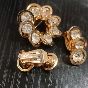 Gold-Tone Crystal Clip-On Earrings - Sparkling Round Cluster (Gold)